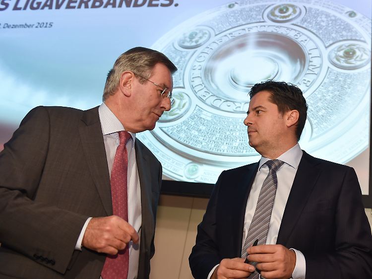 An der Zentralvermarktung in 1. und 2. Liga wird nicht gerüttelt. Diese Botschaft von DFL-Geschäftsführer Christian Seifert nimmt Bayern-Finanzvorstand Karl Hopfner (li.) mit nach München.