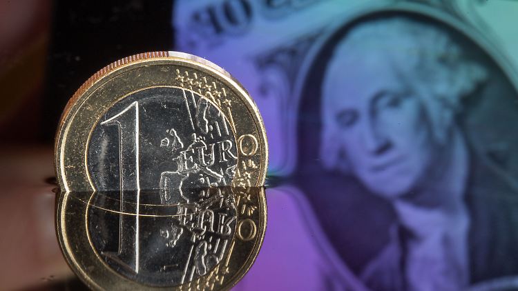 Der Euro und der Dollar gleichen sich immer mehr an. 