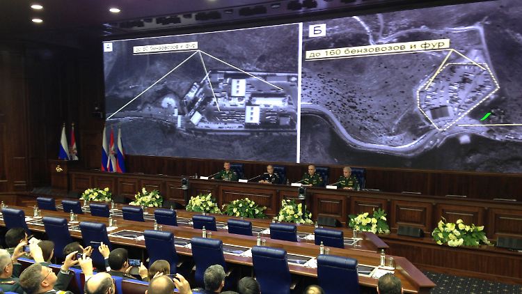 Das russische Verteidigungsministerium präsentiert Satellitenaufnahmen, die illegale Öl-Transporte zeigen sollen.