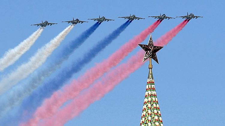 Russische Kampfflugzeuge donnern am 7. Mai 2015 über den Kreml hinweg.