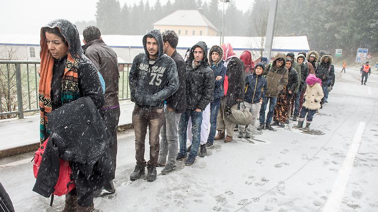 Flüchtlinge an der deutsch-österreichischen Grenze nahe Wegscheid (Bayern). 