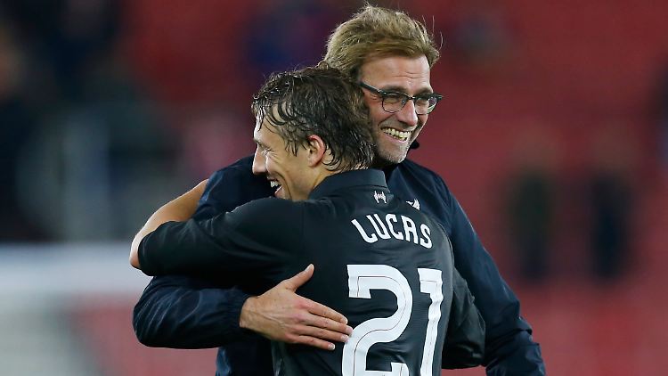 Jürgen Klopp feiert einen weiteren Sieg mit dem FC Liverpool - hier mit Lucas Leiva.