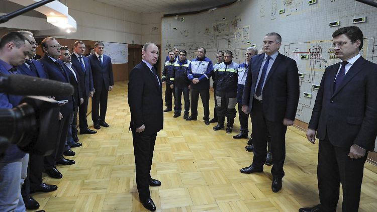 Im Schaltraum von "Krimenergo" drückte Putin einen Knopf und setzte so den Strom aus Russland in Bewegung.