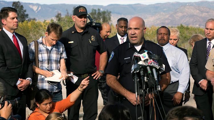 Jarrod Burguan, Polizeichef von San Bernardino, berichtet von den Ermittlungen nahe des Tatorts.