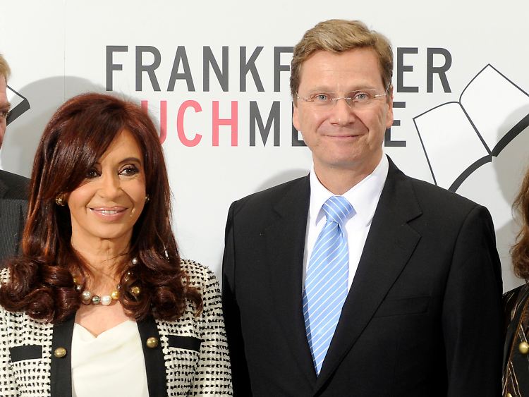 Im Beisein von Kirchner und Westerwelle wird die Buchmesse eröffnet.