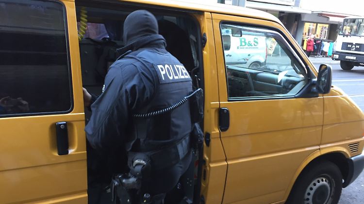 Die Polizei nahm sich zwei Wohnungen in Düsseldorf und eine in Schwelm vor.