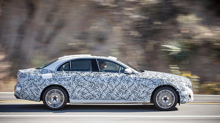 Im Frühjahr 2016 kommt die neue Mercedes E-Klasse. Dann wird sie natürlich auch ohne Tarnfolie vorfahren.