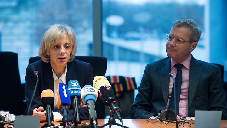 Élisabeth Guigou, die Vorsitzende des Außenausschusses der französischen Nationalversammlung, und Norbert Röttgen, ihr deutscher Kollege, bei der Pressekonferenz in Berlin.