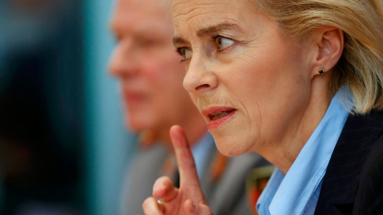Verteidigungsministerin Ursula von der Leyen bei der Pressekonferenz in Berlin zum Bundeswehreinsatz in Syrien.