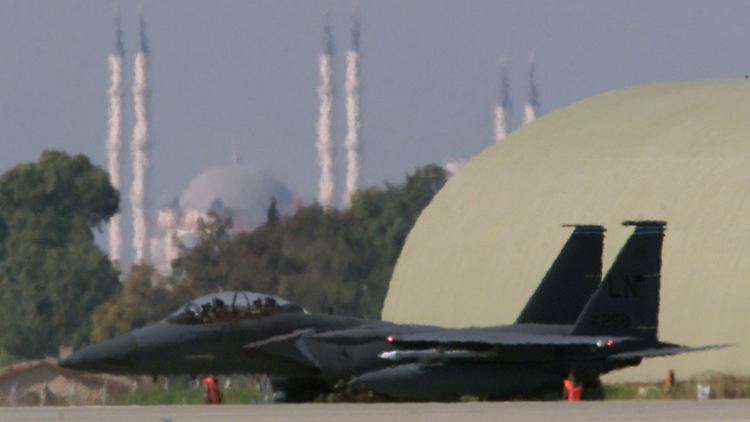 In Sichtweite der Sabanci-Moschee: Die Nato-Basis mit ihren Rollfeldern, Bunkern und Hangars liegt weniger als sechs Kilometer vom Stadtzentrum Adanas entfernt.
