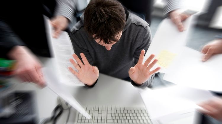 Mehr und mehr Arbeitnehmer leiden unter Stress am Arbeitsplatz. Deshalb fordert der DGB mehr Betriebsvereinbarungen gegen gesundheitlich riskanten Arbeitsstress.