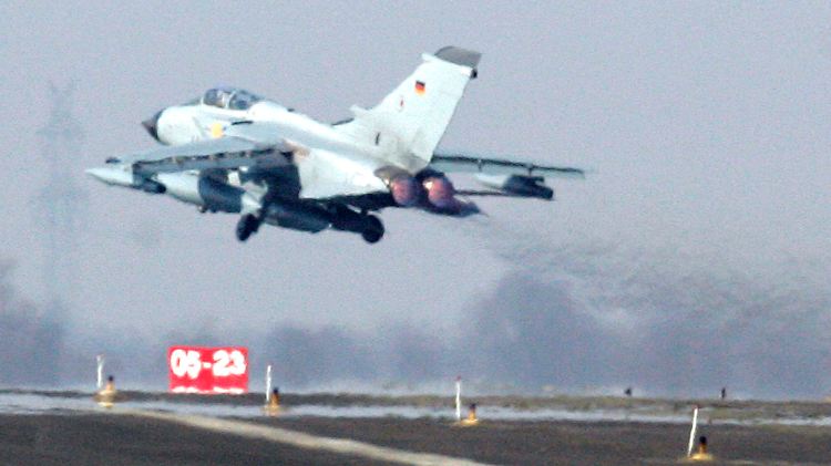 Der Bundestag entscheidet an diesem Freitag über die Entsendung von sechs Tornado-Aufklärungsflugzeugen, einem Tankflugzeug und einer Fregatte zur Unterstützung der Luftangriffe gegen den "Islamischen Staat".