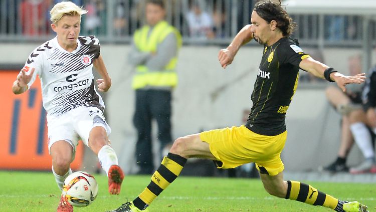Testspiel: FC St. Pauli gegen Borussia Dortmund. Subotic (re.) und Marc Rzatkowski kämpfen um den Ball.