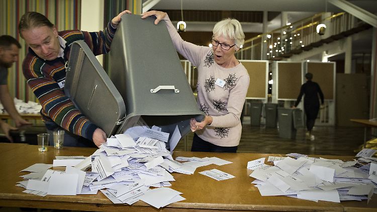 Wahlhelfer zählen Stimmen nach dem Referendum in Dänemark. 