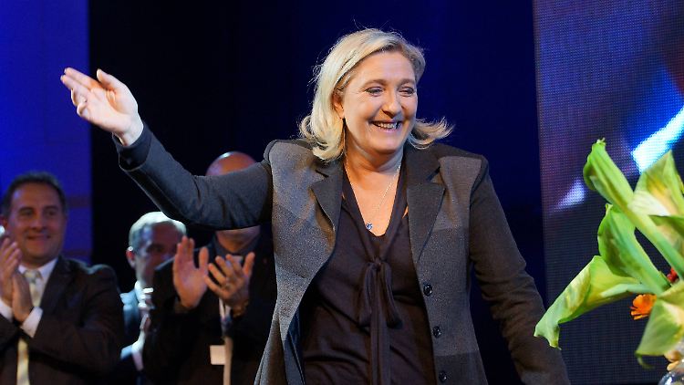 Auch gern mal die ganz große Geste: Marine Le Pen lässt sich in Lille von ihrer Partei feiern. Schon an diesem Wochenende steht in Frankreich die Regionalwahl an - und ihr Front National rechnet sich gute Chancen aus.