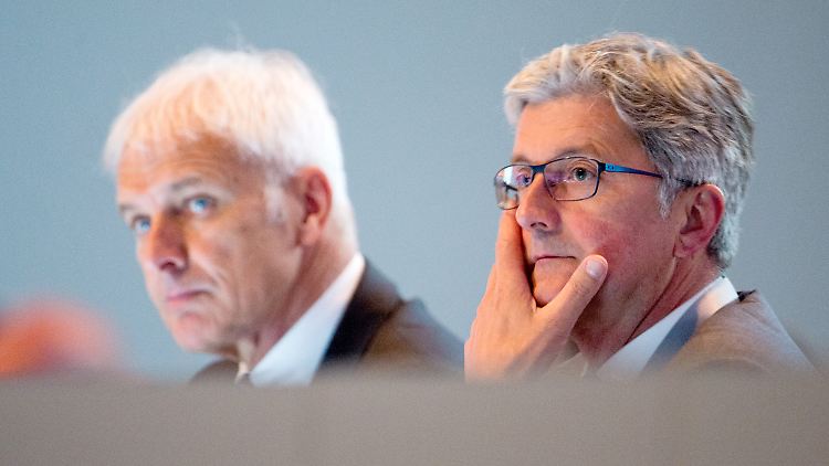 Sorgenvolle Blicke: Rupert Stadler (rechts) und Matthias Müller. 