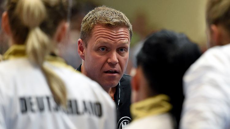 Jakob Vestergaard, Trainer der Deutschen Handballerinennen, will das Team zur Qualifikation für die WM 2017 in Deutschland navigieren.