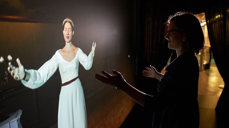 Computeranimierte Projektion von Ada Lovelace im Heinz Nixdorf MuseumsForum (HNF) in Paderborn: Das Computermuseum zeigt bis 10. Juli 2016 eine Ausstellung mit dem Titel "Am Anfang war Ada. Frauen in der Computergeschichte".