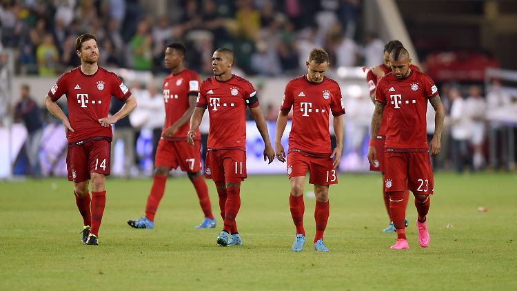 Ein ungewohntes Bild: Die Bayern nach einer Niederlage. In dieser Saison gab's lediglich in der Champions League bei Arsenal Grund, Trübsal zu blasen.