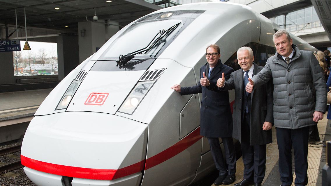 Was macht man, wenn man vor einem neuen ICE fotografiert wird? Genau, man reckt den Daumen hoch, so wie hier Minister Alexander Dobrindt, der Bahnchef Rüdiger Grube und Jochen Eickolt von Siemens.