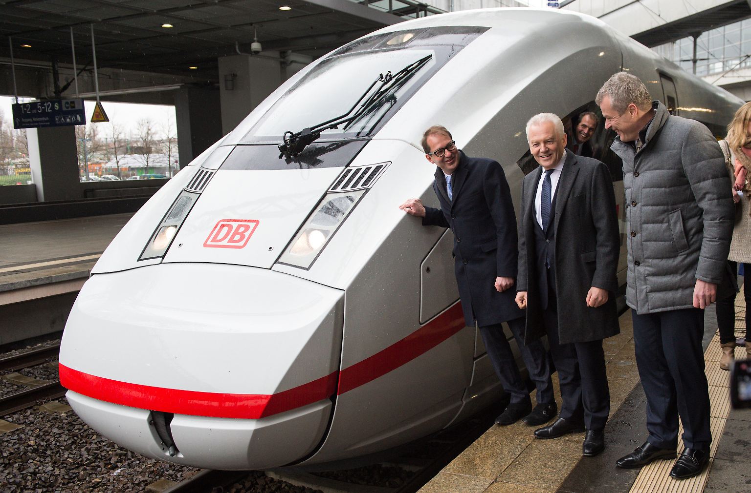 Alle wollen dabei sein, wenn das neue Premium-Gefährt der Deutschen Bahn getauft wird: Verkehrsminister Alexander Dobrindt (CSU), Bahn-Chef Rüdiger Grube sowie Jochen Eickholt, der Chef der Bahnsparte bei Siemens. 