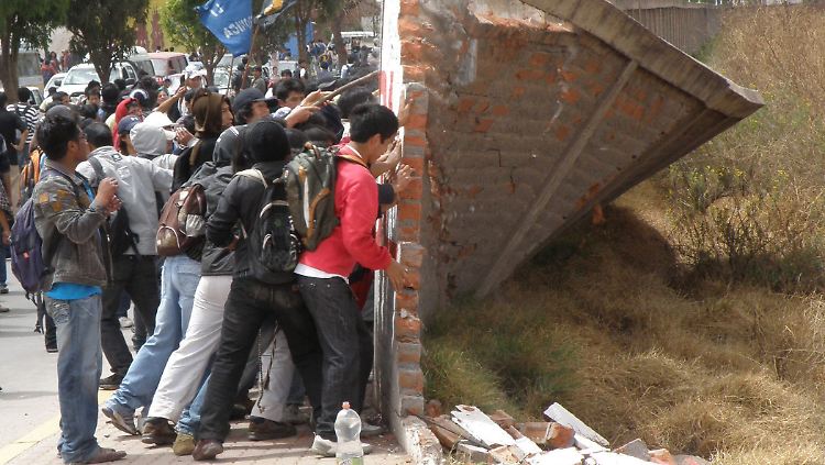 Die Protestaktionen, die Ende September begonnen hatten, sind beendet. (Bild vom 24. September 2010: Studenten versuchen den Flughafen von Cusco zu besetzen)