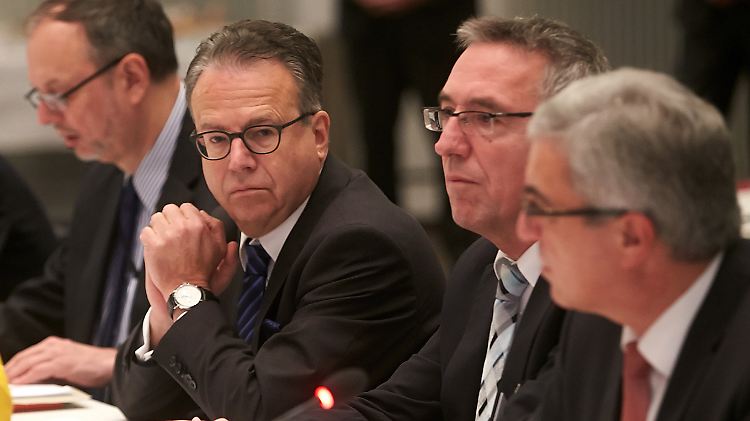 BAMF-Chef Frank-Jürgen Weise (l) muss bei der Innenministerkonferenz viel Kritik einstecken.