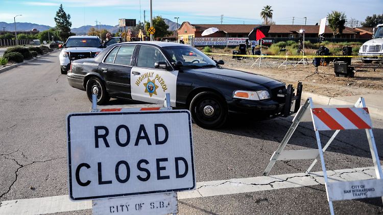 Die Polizei sperrte die Straße vor dem Sozialzentrum in San Bernardino.