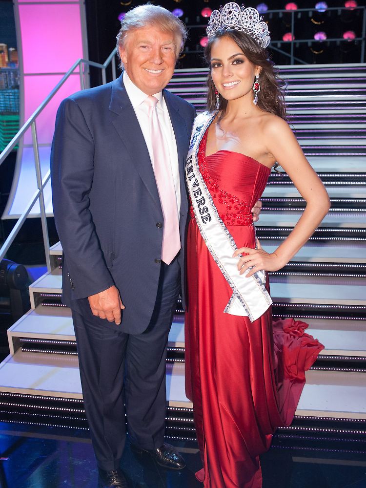 Trump posiert mit Fräulein Universe, Jimena Navarrete, vor den Kameras in Las Vegas.