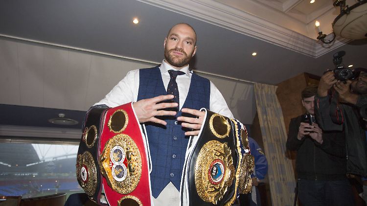 Tyson Fury mit seinen Trophäen.