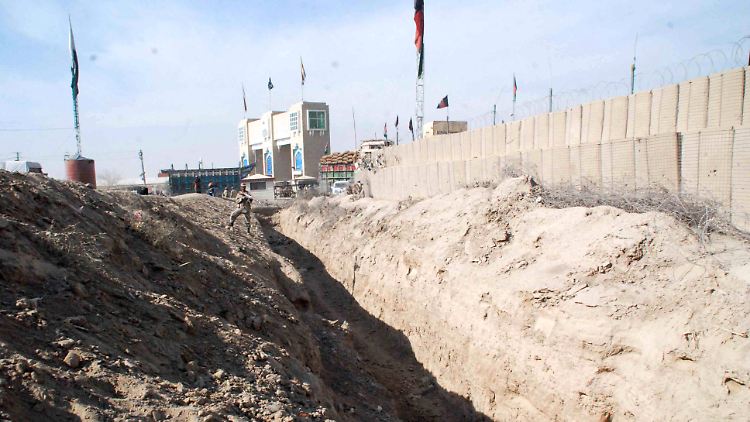In der afghanisch-pakistanischen Grenzstadt Chaman soll Mansur bei einer Schießerei schwer verletzt worden sein.
