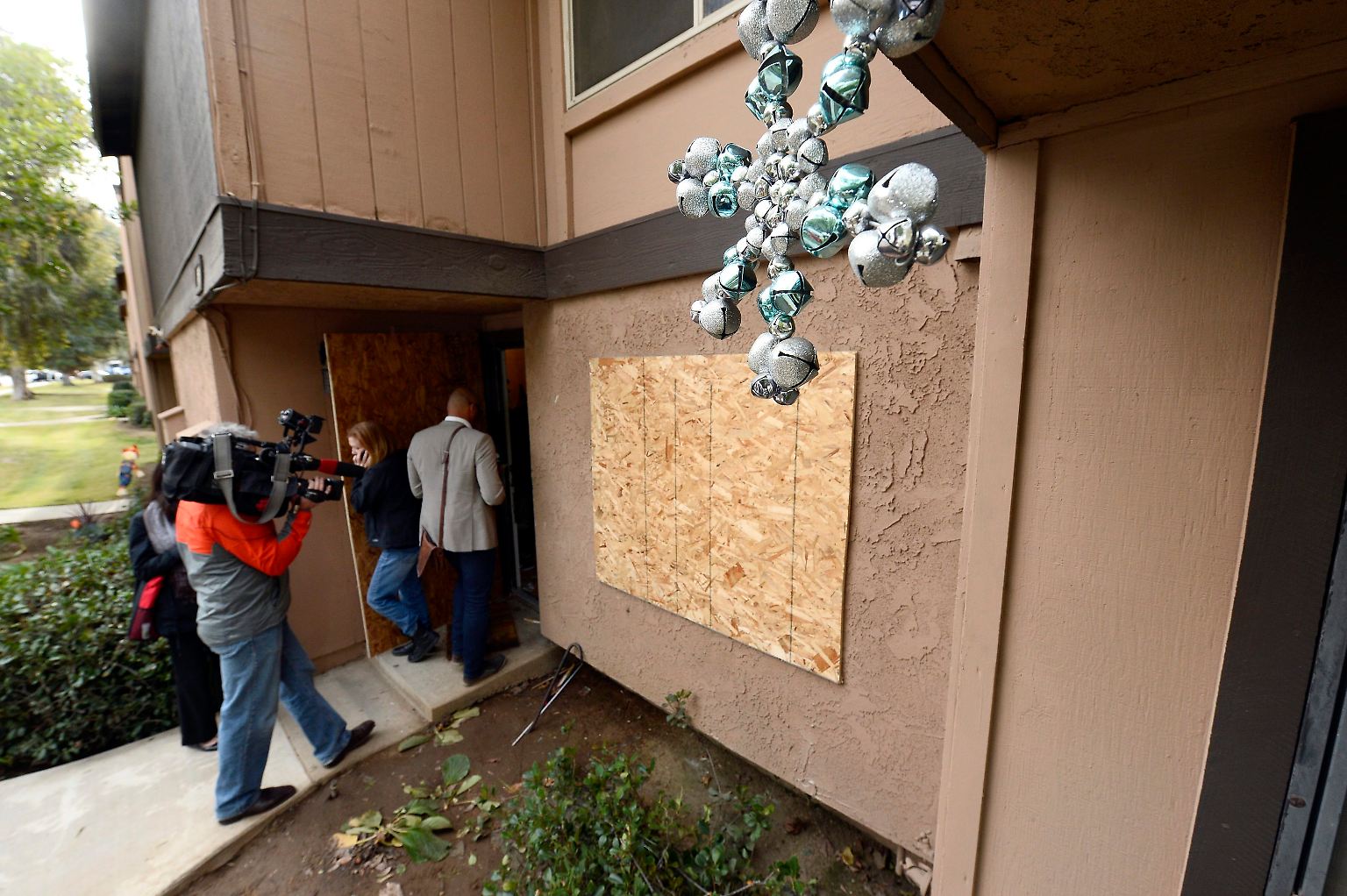 Medienangehörige betreten die Wohnung von Tashfeen Malik und Syed Farook, die am 2. Dezember 2015  im kalifornischen San Bernardino 14 Menschen erschossen haben. 