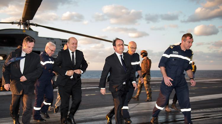 Der französische Präsident Hollande bei einem Überraschungsbesuch auf dem Flugzeugträger.