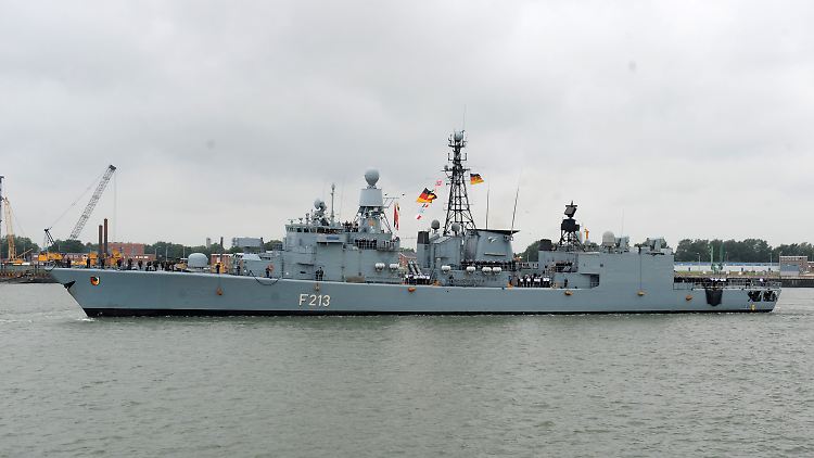 Die Fregatte "Augsburg" - hier in Wilhelmshaven im vergangenen Jahr - soll den französischen Flugzeugträger im Mittelmeer schützen.