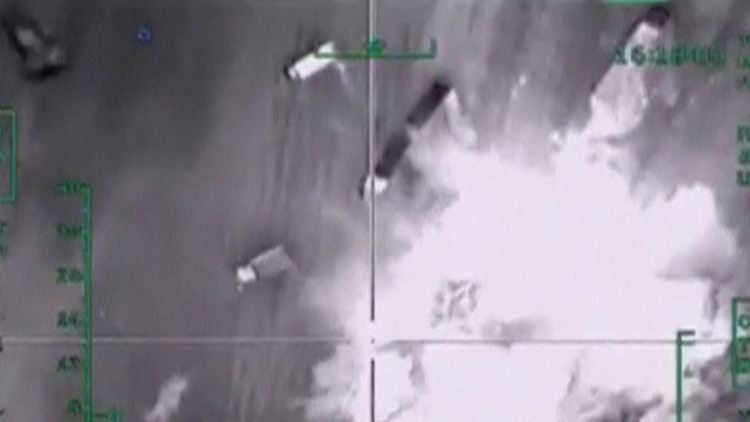 Die vom russischen Verteidigungsministerium veröffentlichten Bilder sollen Angriffe auf Öl-Trucks bei Aleppo zeigen.