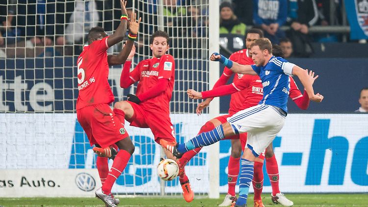 Der Schalker Benedikt Hoewedes versucht, sich gegen die Abwehr durchzusetzen.