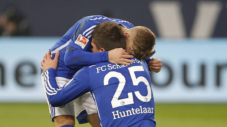 Jubel schon vor dem Elfmeter beim späteren Torschützen Johannes Geis und Klaas Jan Huntelaar.