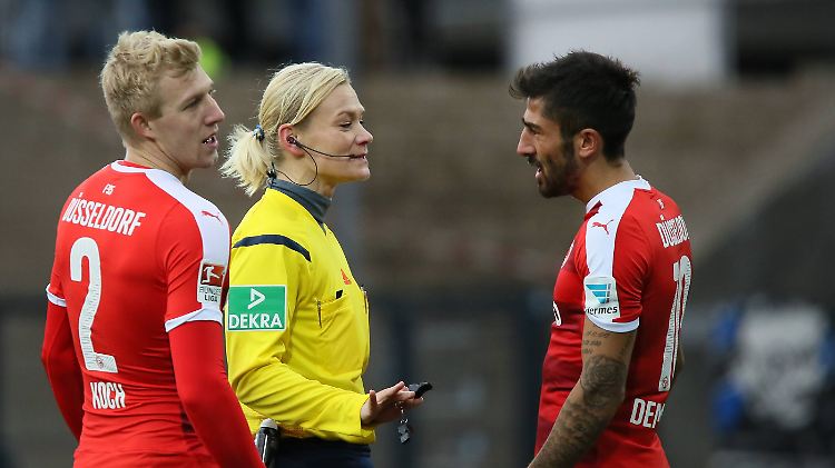 Kerem Demirbay hatte im Spiel gegen den FSV Frankfurt ein Problem damit, sich von Schiedsrichterin Bibiana Steinhaus etwas sagen zu lassen.