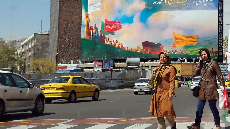 Zwei Frauen in der iranischen Hauptstadt: Ginge es nach Tabatabeinedschad sollten Frauen weniger Unabhängig sein