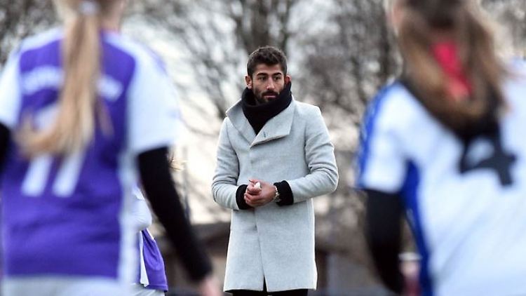 Chic, chic - aber angemessen? Kerem Demirbay büßt seine Strafe im Designer-Outfit ab.