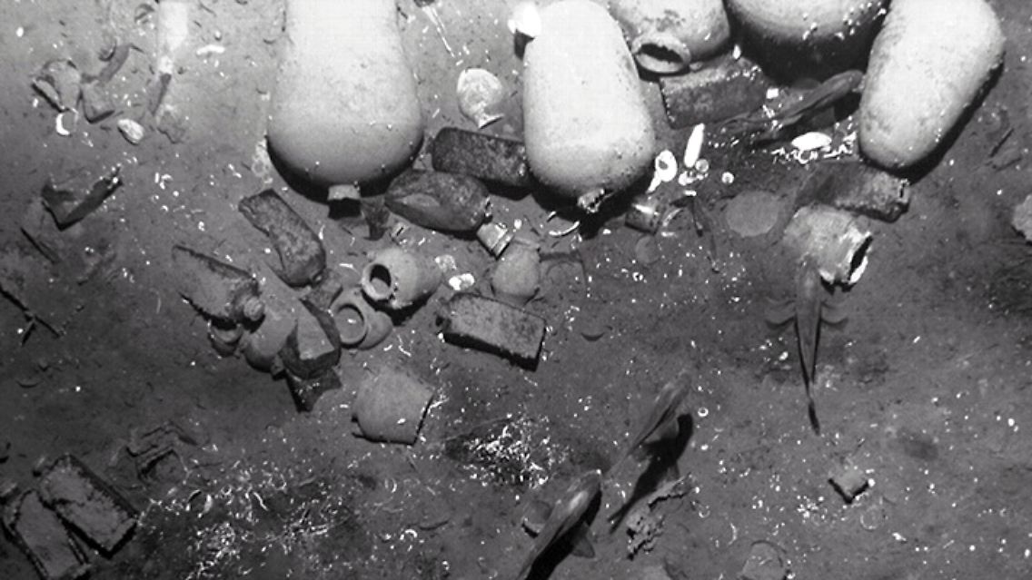 Bezeichnenderweise gibt es nur trübe Schwarzweißaufnahmen vom Wrack der spanischen Galeone - doch umso farbenfroher dürften sich die Schatzsucher die möglichen Funde ausmalen.