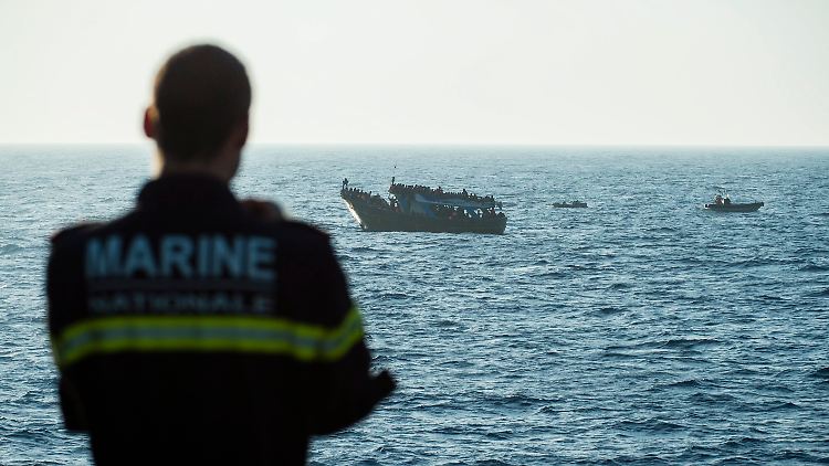 Französischer Marine-Soldat bei einem Frontex-Einsatz im Mittelmeer.