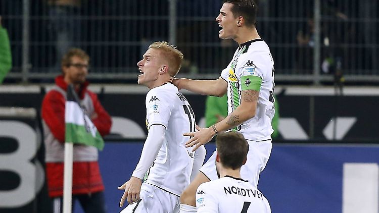 Wendt (links) jubelt nach seinem Führungstreffer gegen den Deutschen Meister.