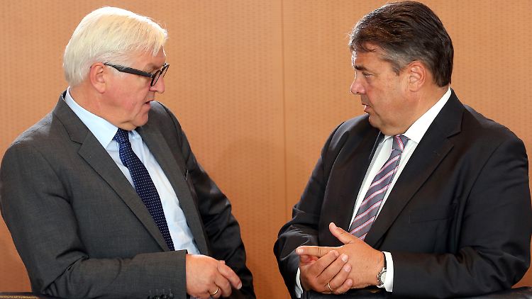 Außenminister Frank-Walter Steinmeier hat vor Wirtschaftsminister Sigmar Gabriel einen deutlichen Sympathievorsprung bei den Wählern.