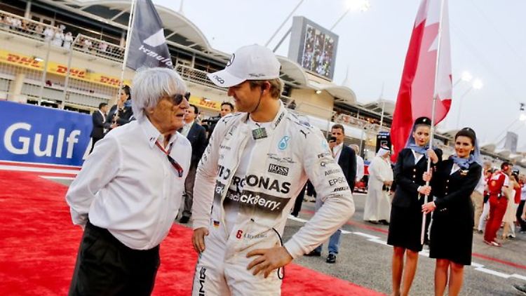 "Du schon wieder?" Ecclestone hat genug von den F1-Siegen Rosbergs (r.) und Hamiltons.