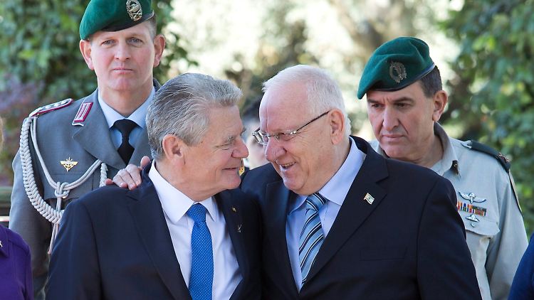 Zwei Staatsmänner ganz nahe beieinander: Gauck und Rivlin.