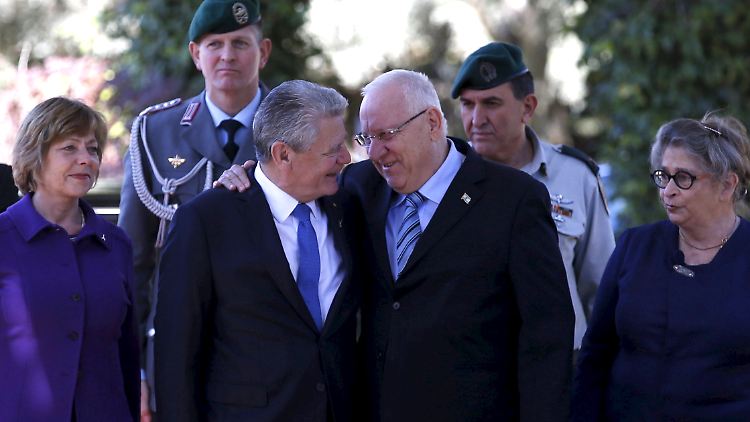 Freundschaftlich: Joachim Gauck wird begrüßt von Reuven Rivlin.