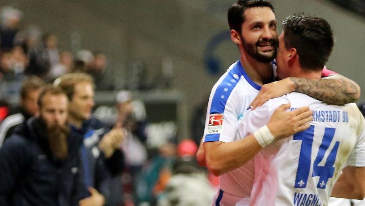 Torschütze Sulu freut sich mit Mannschaftskollege Wagner.