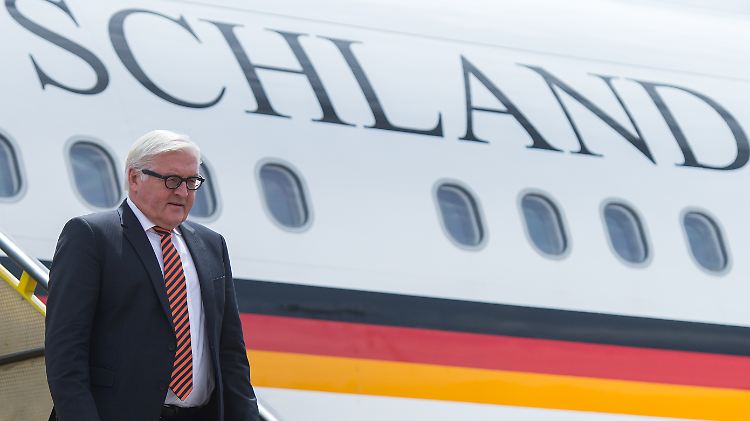 Steinmeiers Besuch in Bagdad blieb bis zu seiner Landung geheim - dieses Foto zeigt den Außenminister am Vortag bei seinem Besuch in Uganda.