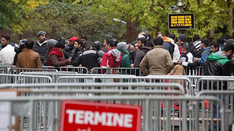 Durchschnittlich 5,2 Monate müssen Flüchtlinge momentan auf den Entscheid ihres Asylantrages warten.